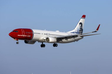 Luqa, Malta - 2 Ağustos 2023: Norveç Hava Mekiği Boeing 737-8JP (WL) (Reg. : LN-ENP) İngiliz Rock efsanesi Freddie Mercury 'nin günbatımından hemen önce gelen portresiyle.