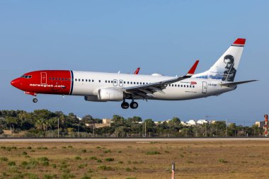 Luqa, Malta - 2 Ağustos 2023: Norveç Hava Mekiği Boeing 737-8JP (WL) (Reg. : LN-ENP) İngiliz Rock efsanesi Freddie Mercury 'nin günbatımından hemen önce gelen portresiyle.