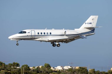 Luqa, Malta - 2 Ağustos 2023: Aerowest Flugcharter Cessna Citation Enlemi (Reg: D-CAWK) 31 nolu pist finallerinde.