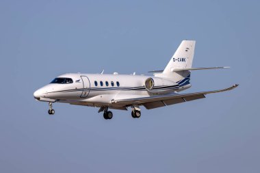 Luqa, Malta - 2 Ağustos 2023: Aerowest Flugcharter Cessna Citation Enlemi (Reg: D-CAWK) 31 nolu pist finallerinde.
