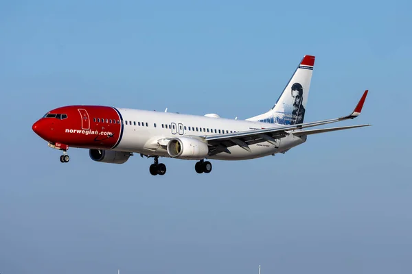 stock image Luqa, Malta - August 2, 2023: Norwegian Air Shuttle Boeing 737-8JP(WL) (Reg.: LN-ENP) with the portrait of the British Rock legend Freddie Mercury arriving just before sunset.