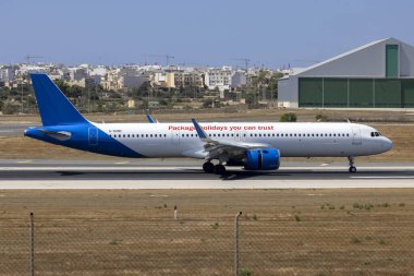 Luqa, Malta - 3 Ağustos 2023: Jet2 Airbus A321-251NX (Reg. : G-SUNC) sadece kısmi bir renk şeması ile, sadece kavurucu güneşe birkaç hafta hizmet.