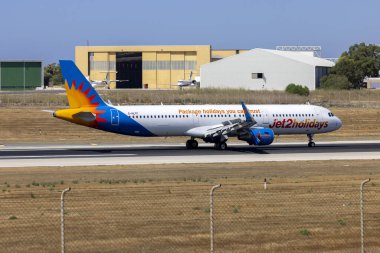 Luqa, Malta - 3 Ağustos 2023: Jet2 Holiday Airbus A321-211 (REG: G-HLYF) Jet2 'nin her perşembe Malta' ya olan yaklaşık 20 uçuşundan biridir..