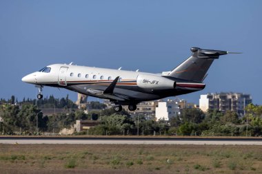 Luqa, Malta - 7 Ağustos 2023: Flexjet Embraer EMB-550 Praetor 600 (REG: 9H-JFX) Budapeşte 'den geliyor.