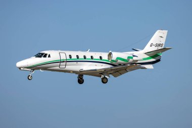 Luqa, Malta - 7 Ağustos 2023: Londra İdari Havacılık Cessna 560XL Citation (Reg: G-SIRS) 31 numaralı pistte.