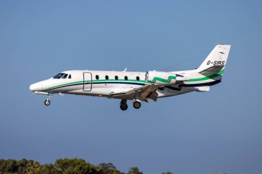 Luqa, Malta - 7 Ağustos 2023: Londra İdari Havacılık Cessna 560XL Citation (Reg: G-SIRS) 31 numaralı pistte.