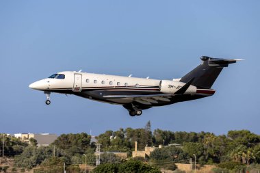 Luqa, Malta - 7 Ağustos 2023: Flexjet Embraer EMB-550 Praetor 600 (REG: 9H-JFX) Budapeşte 'den geliyor.