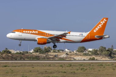 Luqa, Malta - 7 Ağustos 2023: EasyJet Europe Airbus A320-214 (REG: OE-INP) iniş pisti 31, Napoli, İtalya.