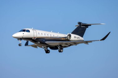 Luqa, Malta - 7 Ağustos 2023: Flexjet Embraer EMB-550 Praetor 600 (REG: 9H-JFX) Budapeşte 'den geliyor.