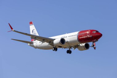Luqa, Malta - 9 Ağustos 2023: Norveç İsveç Hava Yolları Boeing 737-8 MAX (REG: SE-RTG) Norveçli sanayici Sam Eyde 'nin portresi.