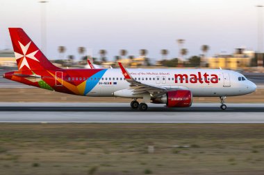 Luqa, Malta - 10 Ağustos 2023: Air Malta Airbus A320-251N (REG: 9H-NEB) kalkış uçuşunda.