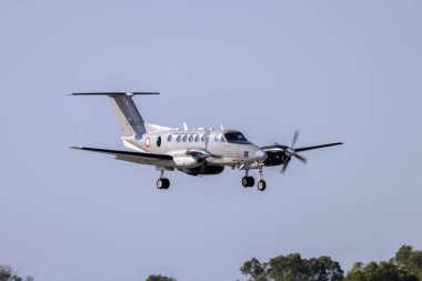 Luqa, Malta - 13 Ağustos 2023: Malta Silahlı Kuvvetleri Hawker Beechcraft B200 King Air (Reg. : AS1227) Kısa bir sortiden sonra iniyor.