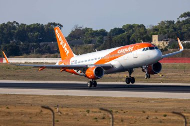 Luqa, Malta - 13 Ağustos 2023: EasyJet Swiss Airbus A320-214 (REG: HB-JXQ) Cenevre 'den Malta' ya U21573 sefer sayılı uçuş).