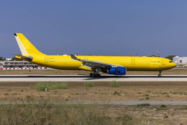 Luqa, Malta - 13 Ağustos 2023: Ex Correos Cargo (Iberojet) Airbus A330-343 (REG: EC-LXA) ACM Malta 'ya renk değişimi için geliyor.