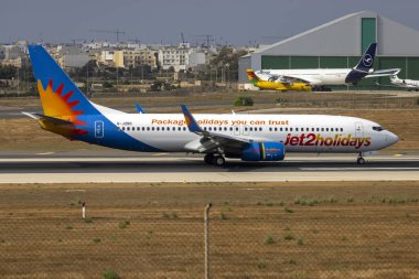 Luqa, Malta - 21 Ağustos 2023: Jet2 Boeing 737-800 (REG: G-JZBO) 31 nolu piste iniyor.