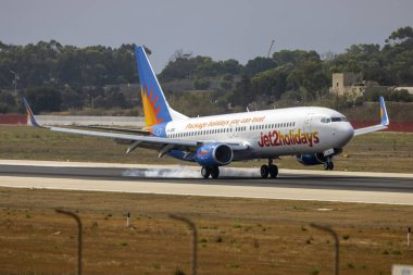 Luqa, Malta - 21 Ağustos 2023: Jet2 Boeing 737-800 (REG: G-JZBO) 31 nolu piste iniyor.