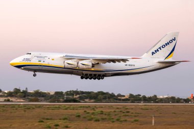 Luqa, Malta - 15 Ağustos 2023: Antonov Tasarım Bürosu Antonov An-124-100 Ruslan (REG: UR-82072) gün batımından hemen sonra iniş pisti 31..