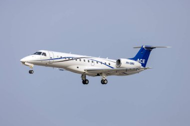 Luqa, Malta - 28 Ağustos 2023: ACE Air Charters Europe Embraer ERJ-135LR (EMB-135LR) (REG: PH-DWS) iniş pisti 31.