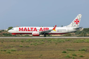 Luqa, Malta - 29 Ağustos 2023: Malta Hava Boeing 737-8 MAX 200 (REG: 9H-VUD) 31. pistten kalkış için hazırlanıyor.