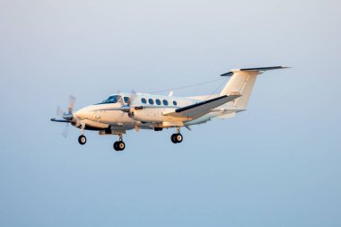 Luqa, Malta - 27 Ağustos 2023: ABD Hava Kuvvetleri Beech C-12D Huron (A200CT) (REG: 83-0495) mavi burun ve motorlar olmadan güncellenmiş bir şema.
