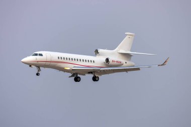 Luqa, Malta - 25 Ağustos 2023: Skyfirst Dassault Falcon 7X (Reg. : 9H-Ay) Akşam iniyor. Kuyruktaki roket etiketi çıkarıldı..