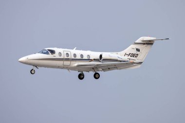 Luqa, Malta - 25 Ağustos 2023: Raytheon Hawker 400XP (REG: I-FDED) inişi akşam saatlerinde.