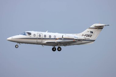 Luqa, Malta - 25 Ağustos 2023: Raytheon Hawker 400XP (REG: I-FDED) inişi akşam saatlerinde.