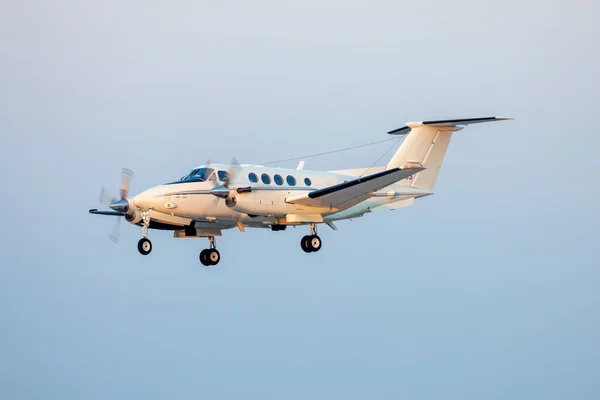Luqa, Malta - 27 Ağustos 2023: ABD Hava Kuvvetleri Beech C-12D Huron (A200CT) (REG: 83-0495) mavi burun ve motorlar olmadan güncellenmiş bir şema.