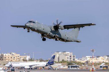 Luqa, Malta - 14 Eylül 2023: İtalyan Hava Kuvvetleri ATR P-72A (Reg. : MM62280) 3 günlük konaklamadan sonra Malta 'dan ayrılır.