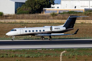 Luqa, Malta - 16 Eylül 2023: Gulfstream Aerospace G-IV-X Gulfstream G450 (REG: N45FX) kalkış için piste çıkıyor.