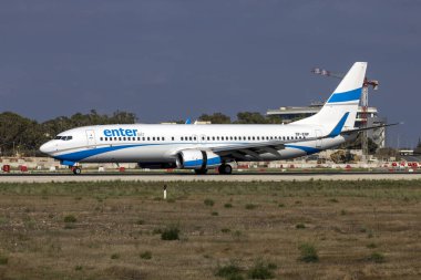 Luqa, Malta - 14 Eylül 2023: İniş sonrası itiş tersine çeviricilerle ilgili Air Boeing 737-8AS (REG: SP-ENP) girin.