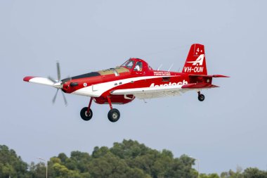 Luqa, Malta - 20 Eylül 2023: Aerotech Australasia Air Tractor AT-802A (Reg. : VH-OUN) Bordeaux 'dan 4 kişilik bir grupla Malta' dan geçiyor.