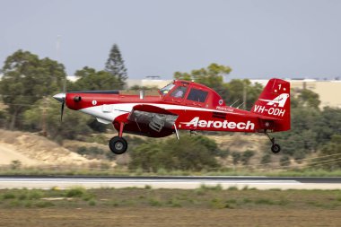 Luqa, Malta - 20 Eylül 2023: Aerotech Australasia Air Tractor AT-802 (Reg. : VH-ODH) 4 kişilik bir grupla Malta 'dan geçiyor.