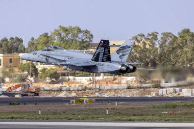 Luqa, Malta - 23 Eylül 2023: İsviçre Hava Kuvvetleri McDonnell Douglas FA-18C Hornet (REG: J-5018) St. Paul Körfezi üzerinde sergilenmek üzere havalandı.