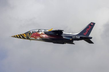 Luqa, Malta - 23 Eylül 2023: Red Bull (Uçan Boğalar) Dassault-Dornier Alpha Jet (REG: OE-FAS) MIA 2023 için ilk kez kalkışa geçiyor.