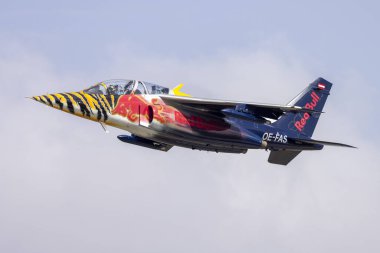 Luqa, Malta - 23 Eylül 2023: Red Bull (Uçan Boğalar) Dassault-Dornier Alpha Jet (REG: OE-FAS) MIA 2023 için ilk kez kalkışa geçiyor.