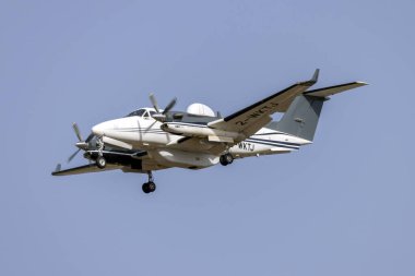 Luqa, Malta - 21 Eylül 2023: Dea Aviation Limited B300 Super King Air (REG: 2-WKTJ) 31 numaralı pistte.