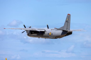 Luqa, Malta - 25 Eylül 2023: Romanya Hava Kuvvetleri Antonov An-26 (Reg. : 810) MIA 2023 'ün statik gösterimine katıldıktan sonra 31. pistten ayrılıyor.