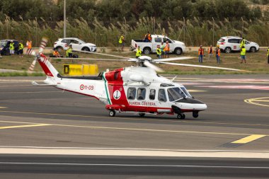 Luqa, Malta - 25 Eylül 2023: İtalyan Sahil Güvenlik (Guardia Costiera) AgustaWestland AW-139 (Reg. : MM81897) İtalya 'ya geri dönüyor.
