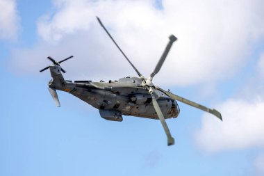 Luqa, Malta - 25 Eylül 2023: İtalyan Deniz Kuvvetleri (Marina) EHI EH-101A (EH-101AEW Mk112) (Reg: MM81489) İtalya 'ya dönüş yolunda pistten kalkıyor.
