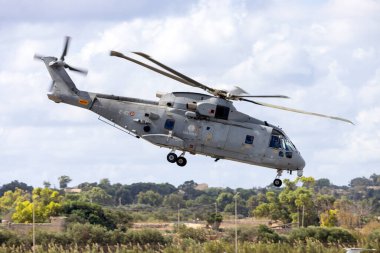 Luqa, Malta - 25 Eylül 2023: İtalyan Deniz Kuvvetleri (Marina) EHI EH-101A (EH-101AEW Mk112) (Reg: MM81489) İtalya 'ya dönüş yolunda pistten kalkıyor.