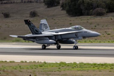 Luqa, Malta - 25 Eylül 2023: İsviçre Hava Kuvvetleri McDonnell Douglas FA-18C Hornet (Reg. : J-5018) MIA 2023 'e katıldıktan sonra 31. pistten ayrılıyor.