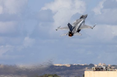 Luqa, Malta - 25 Eylül 2023: Polonya Hava Kuvvetleri Lockheed Martin F-16CJ Fighting Falcon (Reg. : 4046) 31. pistten kalkış.