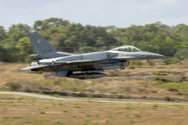 Luqa, Malta - 25 Eylül 2023: Polonya Hava Kuvvetleri Lockheed Martin F-16CJ Fighting Falcon (Reg. : 4046) 31. pistten kalkış.