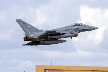 Luqa, Malta - 25 Eylül 2023: Alman Hava Kuvvetleri Eurofighter EF-2000 Typhoon S (REG: 3148) art brülörlerle kalkış yapıyor.