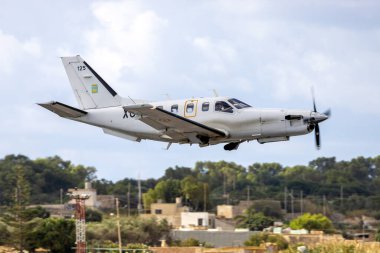 Luqa, Malta - 25 Eylül 2023: Fransız Hava Kuvvetleri Socata TBM-700 (Reg. : 125) MIA 2023 'e katıldıktan sonra 31 nolu pistten ayrılıyor.. 