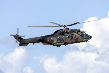 Luqa, Malta - 25 Eylül 2023: Hollanda Hava Kuvvetleri Eurocopter AS-532U2 Cougar Mk2 (REG: S-419) 31 numaralı pist.