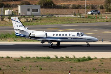 Luqa, Malta - 25 Eylül 2023: Tyrol Air Ambulansı Cessna 550B Citation Bravo (Reg. : D-CYKP) İniş pisti 31.