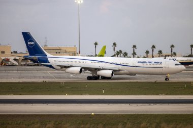 Luqa, Malta - 28 Kasım 2023: Universal Sky Carrier (USC) Airbus A340-313 (REG: D-AUSC) günün son ışığında kalkışa hazırlanıyor.