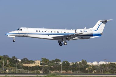 Luqa, Malta - 14 Ekim 2023: Union Aviation Embraer EMB-135BJ Legacy 650 (REG: YL-DAN) 31 numaralı pistte.